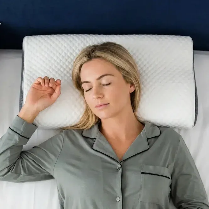 Kvinna som sover lugnt på HappySleep-kudden