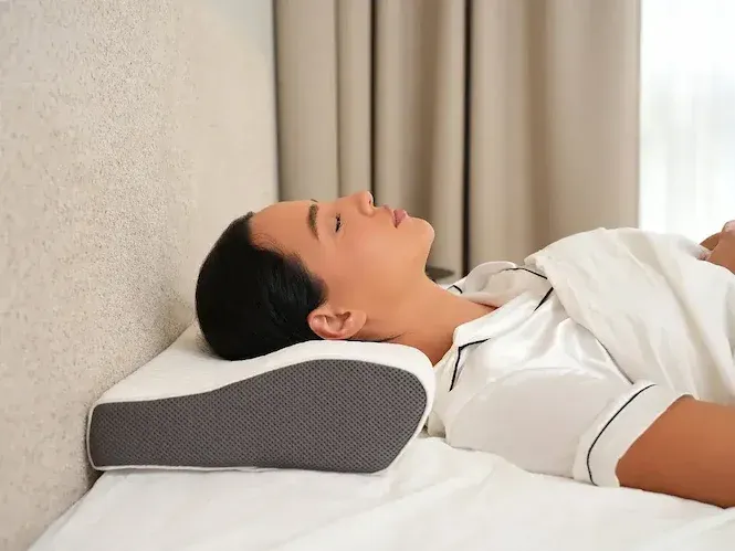 Person som sover på rygg med HappySleep-kudden