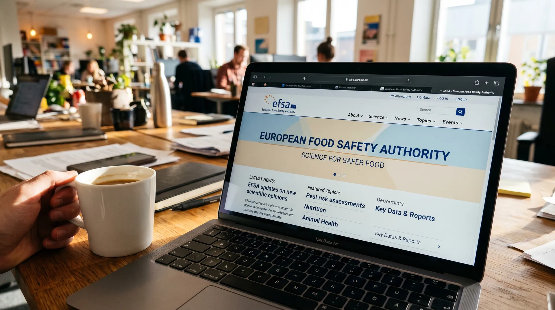 Forskare granskar kollagenstudier i laboratorium