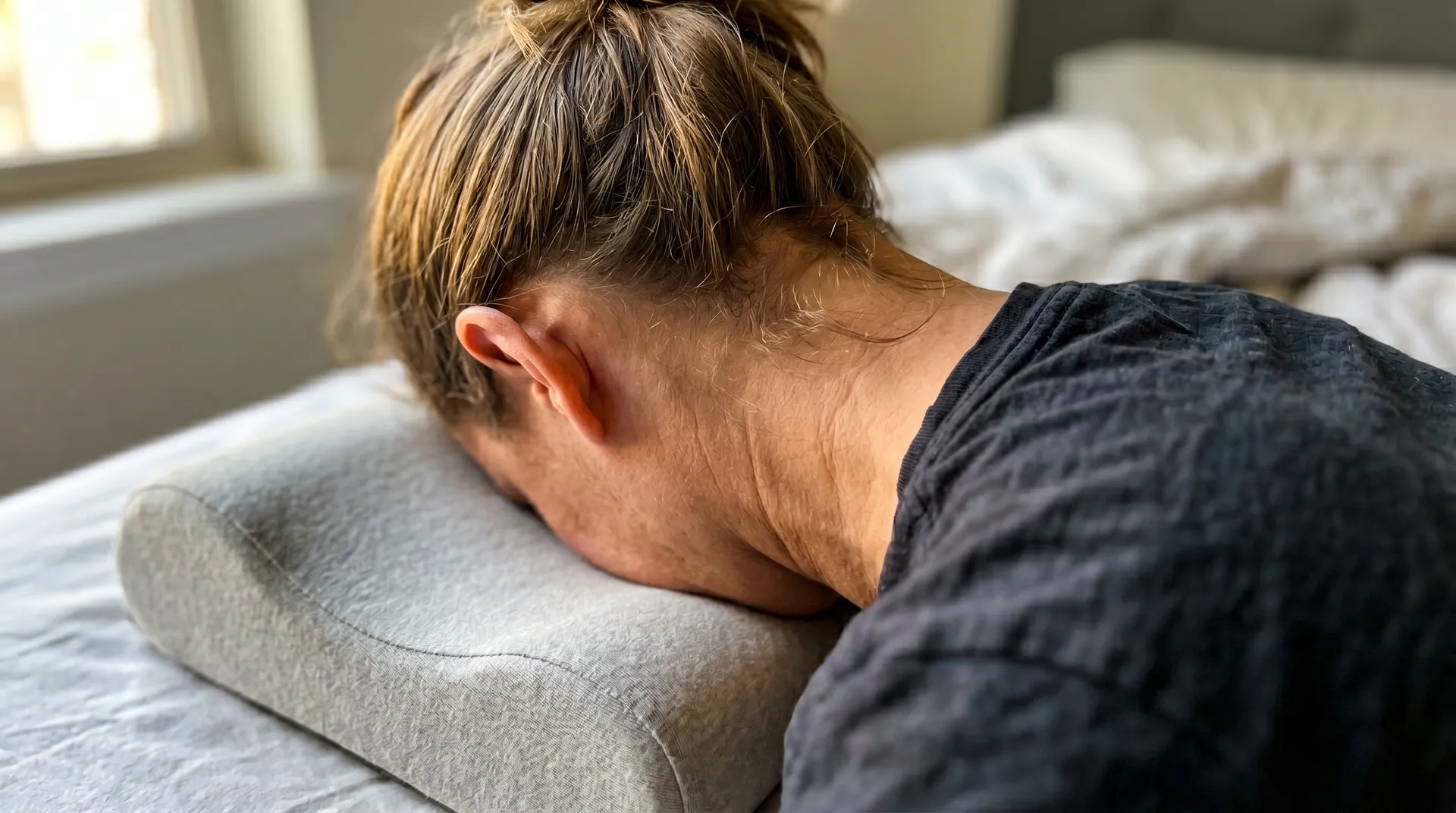 Illustration av nackens position vid magsömn jämfört med sidosömn